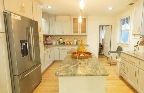 Glenview House | Luxury Glenview Retreat with Stunning Amenities