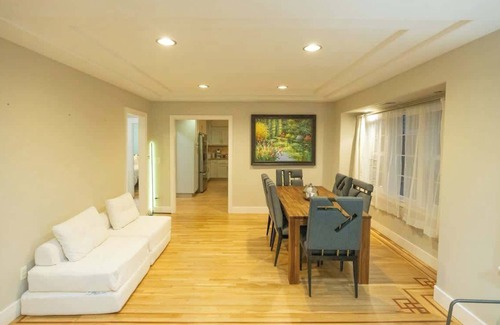 Glenview House | Luxury Glenview Retreat with Stunning Amenities