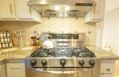 Glenview House | Luxury Glenview Retreat with Stunning Amenities