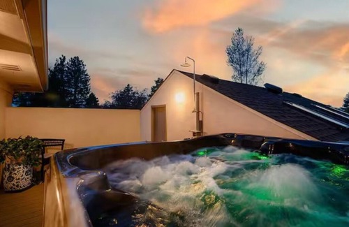 Greenwood Village House | Luxury Greenwood Village Hot Tub Theater Sauna Chef's Kitchen Parks