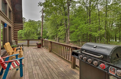 Higden Cabin | Luxury Greers Ferry Cabin w/ Large Deck & Fire Pit