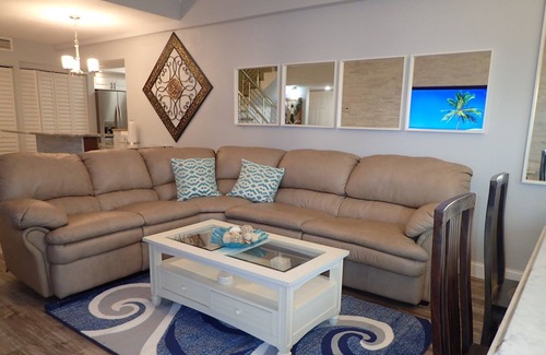 Redington Shores Condo | Luxury Gulf Condo 3BR 3BA w/Penthouse Jacuzzi! Gulf & Intercoastal views!