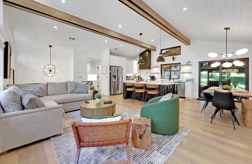 Friendly House | Luxury home for Fall and Winter: Game room, sauna, covered patio and huge yard.