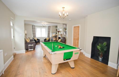 Boscombe House | Luxury Home - Hot Tub - Pool Table - Gym - Sauna - Cinema Room - Free Parking - Close to Beach