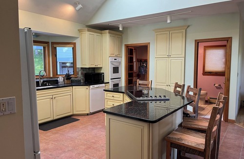 Lincoln House | Luxury Home On Loon Spectacular Mtn Views, walk to ski lodge, Pool/Spa included