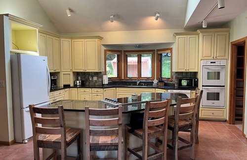 Lincoln House | Luxury Home On Loon Spectacular Mtn Views, walk to ski lodge, Pool/Spa included