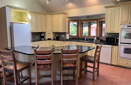 Lincoln House | Luxury Home On Loon Spectacular Mtn Views, walk to ski lodge, Pool/Spa included