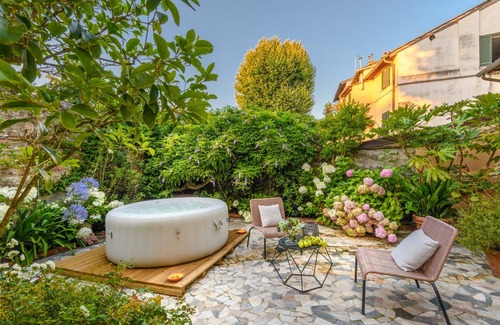 Lucca Historical Center Apartment | Luxury Home, Private Garden and Jacuzzi inside Lucca