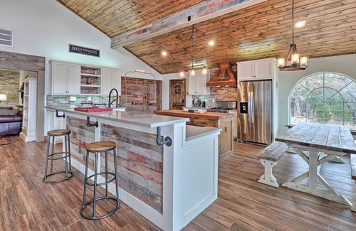 Oklahoma County House | Luxury Home w/Pool + Forest Vistas - 29 Mi to OKC!
