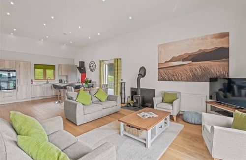 Talland House | Luxury home with shared swimming pool, gym, sauna & free WiFi !