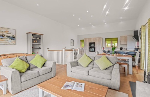Talland House | Luxury home with shared swimming pool, gym, sauna & free WiFi !
