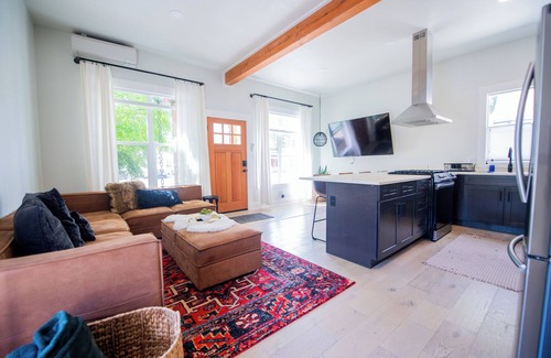 Murphy House | Luxury Hot Tub, Outdoor Fire Pit, Newly remodeled, Close to I-5, Walk to River