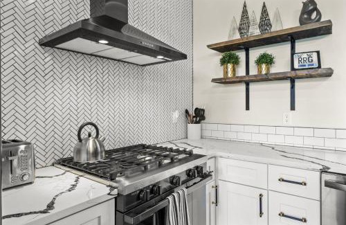 Campton House | Luxury Hot-Tub WiFi - A Red River Barnhouse