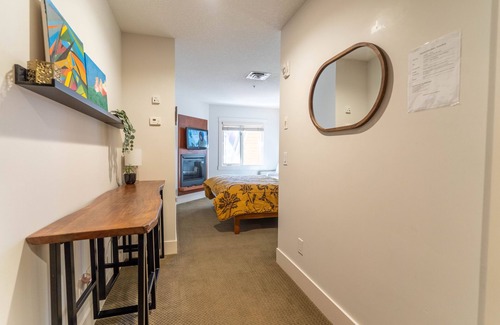 Canmore Hotel | Luxury Hotel Room Free Parking, Pool &Hot Tub