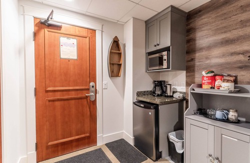 Canmore Hotel | Luxury Hotel Room Free Parking, Pool &Hot Tub