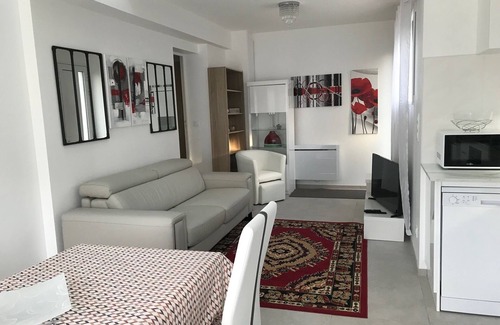 Saint-Ave House | Luxury house ground floor, modern decoration, garden, parkings, wifi, near beach