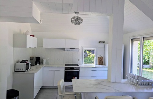 Saint-Ave House | Luxury house ground floor, modern decoration, garden, parkings, wifi, near beach