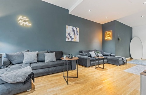 Leeds City Center Apartment | Luxury in Leeds - Sleeps 9 - Pool & Tennis Tables