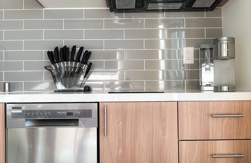 Downtown Los Angeles Apartment | Luxury K-Town Studio with City Views, Gym, Balcony, Washer/Dryer, Fast Wifi!