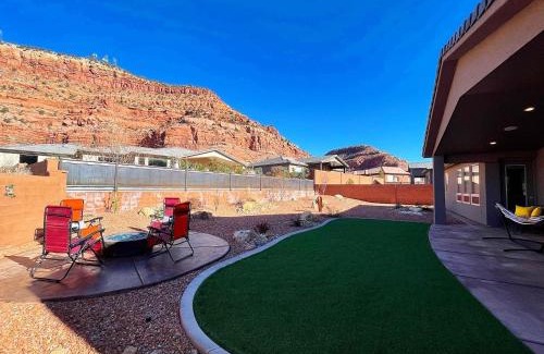 Kanab House | Luxury Kanab Utah Family Home with Amazing Views Pool Gym