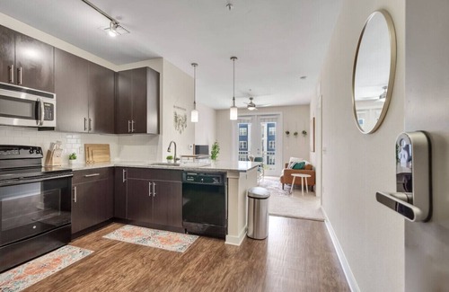 Hyde Park Apartment | Luxury King suite - Pool views/Gym/Free Parking!