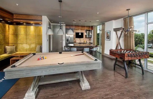 Hyde Park Apartment | Luxury King suite - Pool views/Gym/Free Parking!