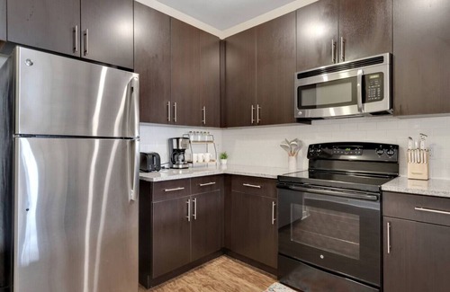 Hyde Park Apartment | Luxury King suite - Pool views/Gym/Free Parking!