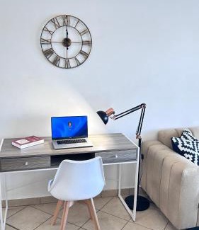 Centurion Apartment | Luxury Lakeview Retreat