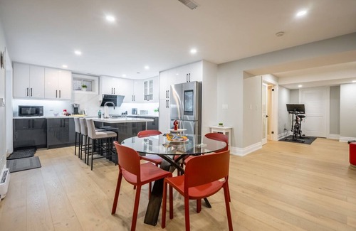 Lakeview Apartment | Luxury Lakeview Walkout Basement Apartment