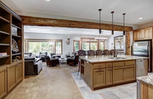 Breckenridge Apartment | Luxury Lodge, 6 Bedrooms, 2 Minutes from Downtown, Hot Tub, Chefs Kitchen