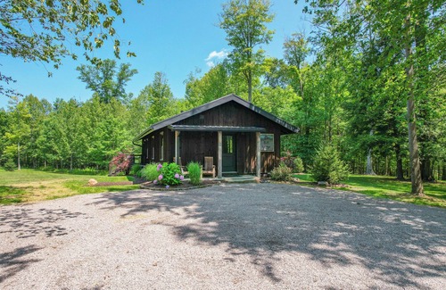 Madison Cabin | Luxury Lodge w/Hot Tub, Fire Pit & Scenic Trails on 450-Acre Ohio Wine Country