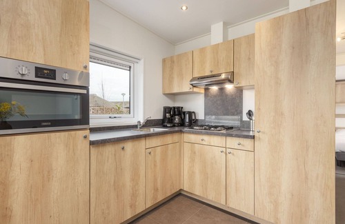Hoge Hexel Ski Chalet | Luxury lodge with air conditioning and dishwasher, in a holiday park, by a lake