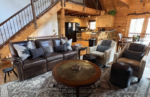 Dahlonega Cabin | Luxury Log Cabin + Hot Tub + Mins to Downtown Dahlonega