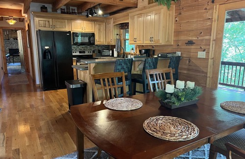 Dahlonega Cabin | Luxury Log Cabin + Hot Tub + Mins to Downtown Dahlonega