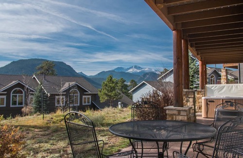 Stanley Hills Condo | Luxury log-cabin-style condo private outdoor hot tub, and wraparound deck!