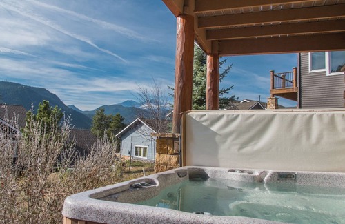 Stanley Hills Condo | Luxury log-cabin-style condo private outdoor hot tub, and wraparound deck!