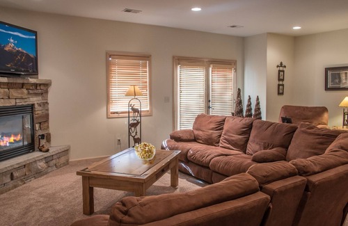 Stanley Hills Condo | Luxury log-cabin-style condo private outdoor hot tub, and wraparound deck!