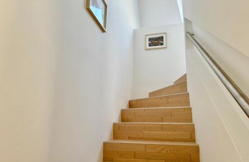 Grinzing Apartment | Luxury Maisonette with Garden & Free Parking