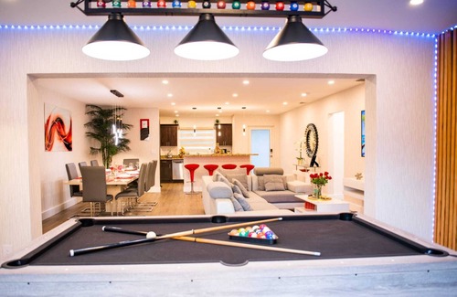 Ives Estates Villa | Luxury Miami Villa/Near 2 Beaches/9Bds/Heated POOL/BBQ/Firepit/Games/Minigolf