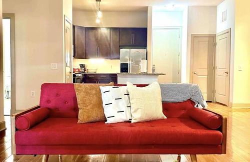 Astrodome Apartment | Luxury Mid Rise Suite w King Sz Bed- Near Food & Fun