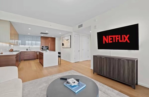 Vernon Apartment | Luxury Modern 2-bedroom apartment Home in Los Angeles w/WiFi + Central Ac