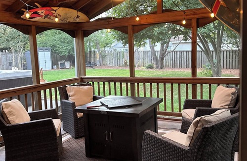 Herndon House | Luxury Modern Herndon Retreat w/Hot Tub – Minutes from Dulles & Reston.