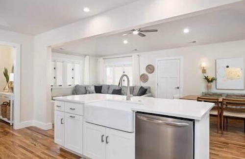 Alexander House | Luxury mountain oasis, hot tub & 15 mins to DT AVL, bring furry friends!