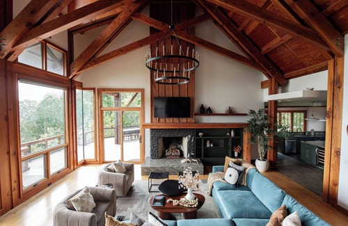 Asheville House | Luxury Mountain Retreat -Panoramic Views, Golf Simulator, Sauna, Hot Tub, Gym