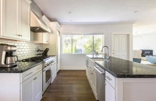 Napa House | Luxury Napa Estate with Private Vineyard & Lake