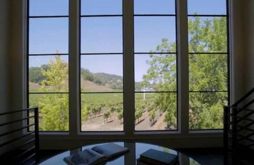 Napa House | Luxury Napa Estate with Private Vineyard & Lake