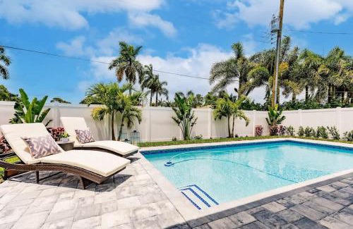 Naples Park House | Luxury Naples 4br W Pool Near Vanderbilt Beach