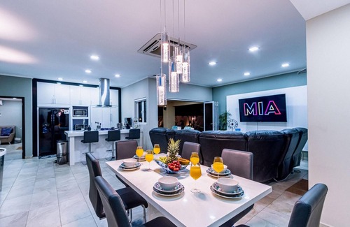 Washington Villa | Luxury & New ~ 5*Location ~ Pool ~ Outdoor Kitchen