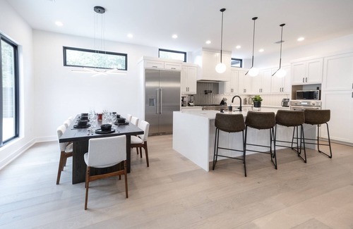 Galindo House | Luxury New Build, Private Pool and Spa, Sleeps 10 all King, 4 min to Dt