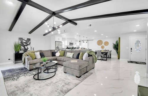 Town N County Park House | Luxury Oasis - 5 Bedroom - Heated Pool